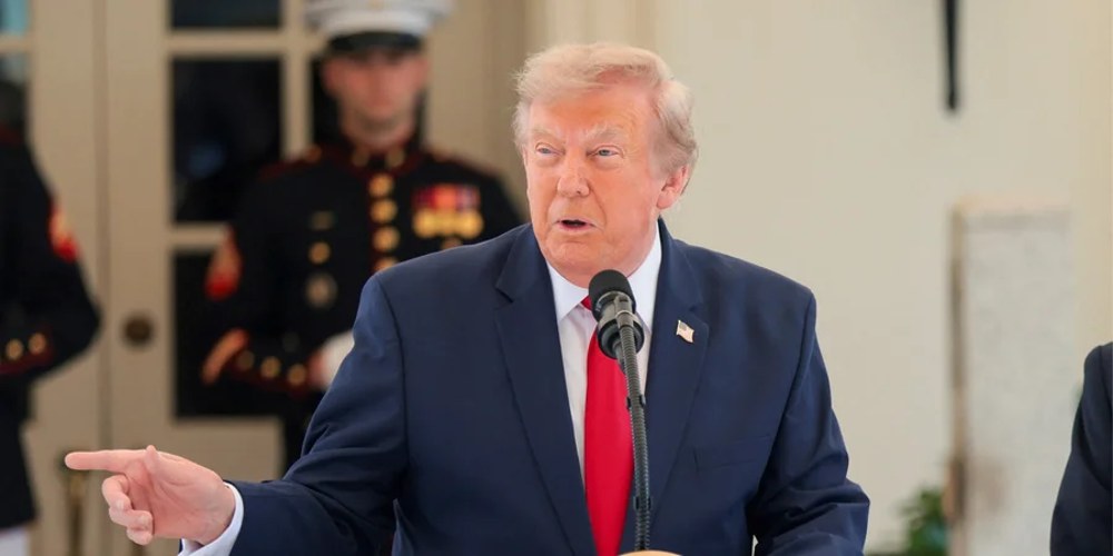 Дональд Трамп на фоні Капітолію