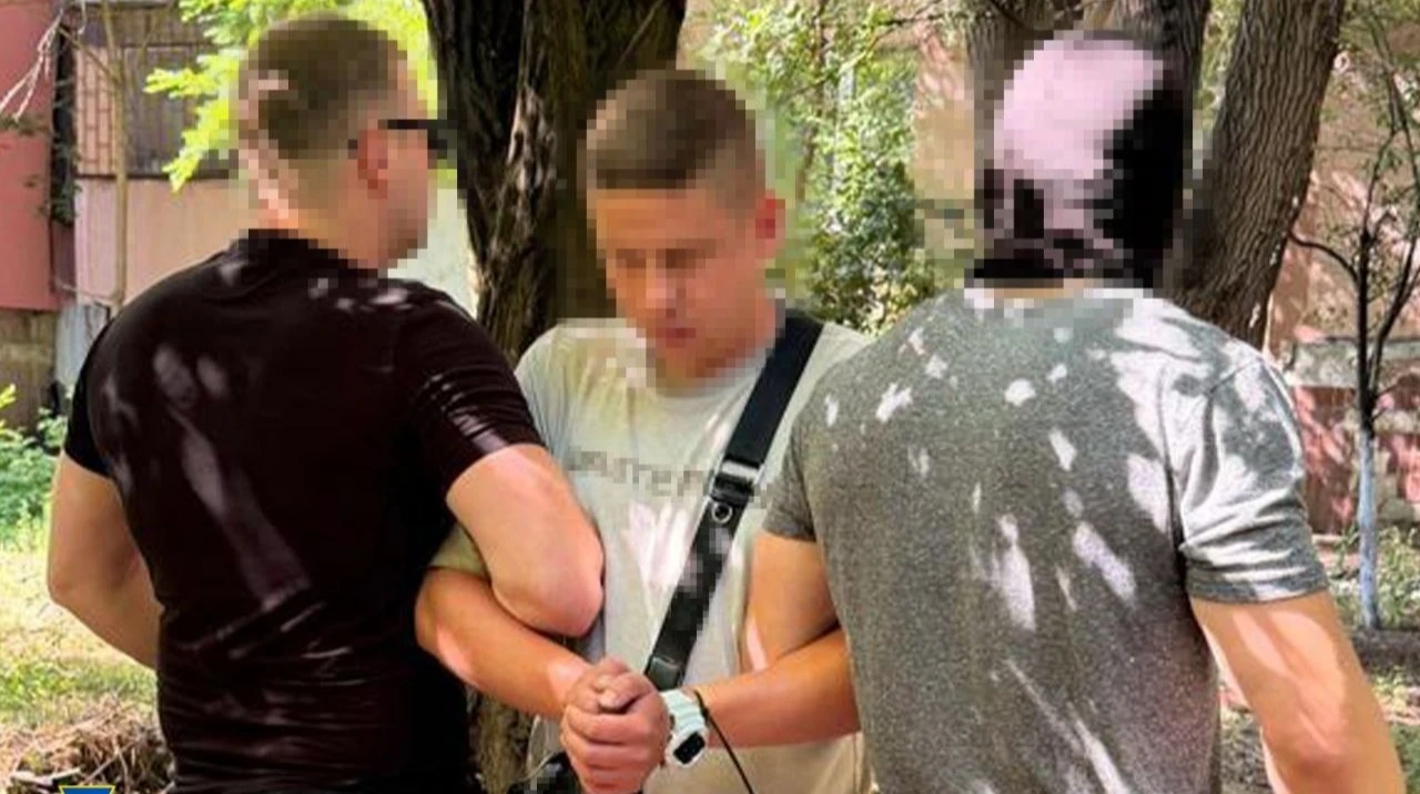 Вилучені під час обшуку смартфон із доказами та обладнання Starlink у справі СБУ щодо агента РФ у Дніпрі