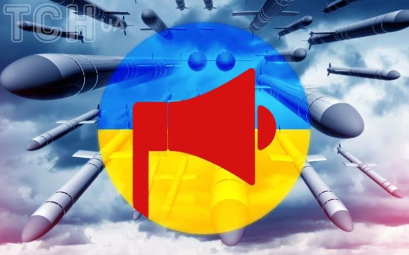 Сирена повітряної тривоги на фоні нічного неба