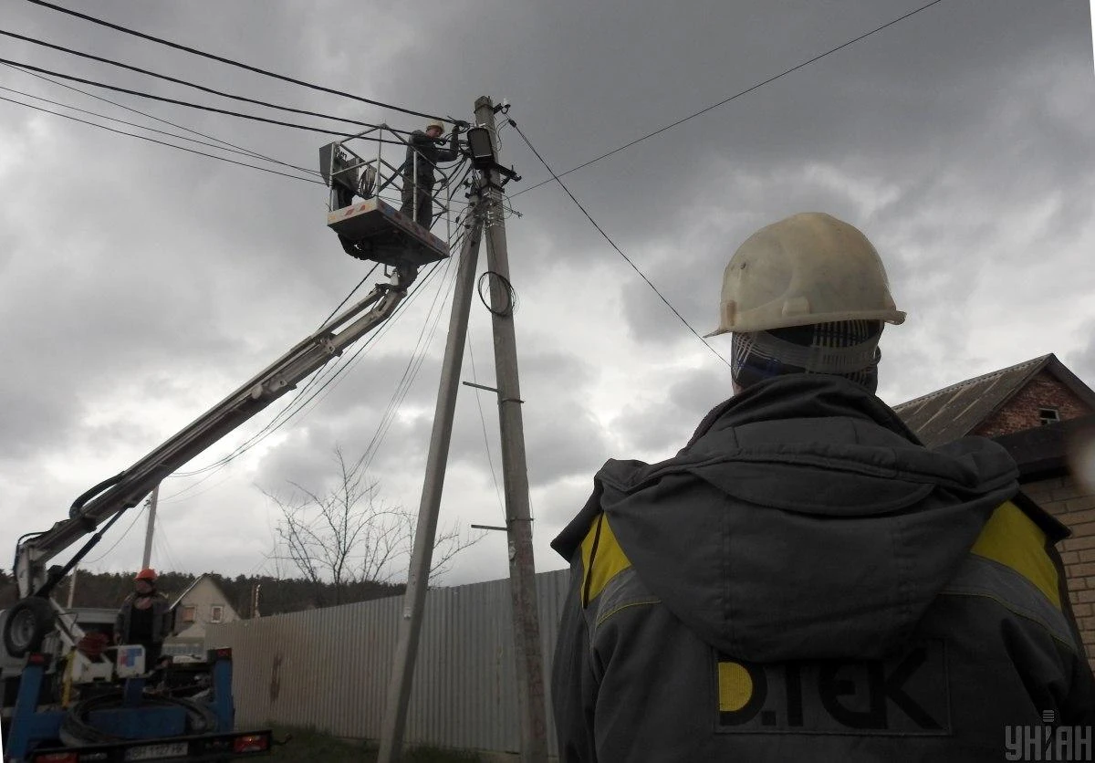 Енергетики ДТЕК відновлюють електропостачання після обстрілу