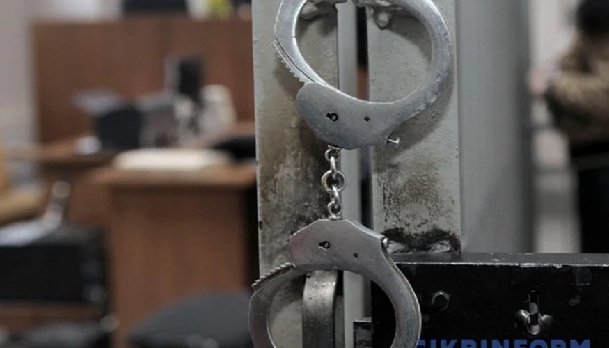 Силуети затриманих на тлі будівлі суду у Вроцлаві