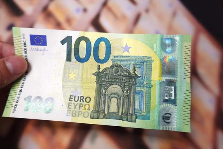 Табло з курсом валют 21 серпня в Україні