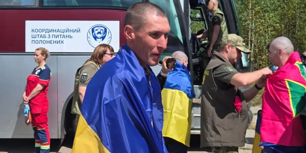 Звільнені з полону українські військові телефонують рідним після повернення