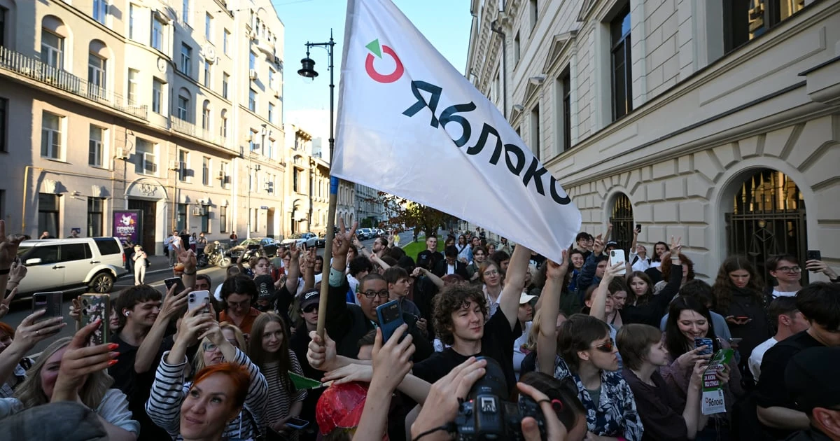 Прихильники російської партії «Яблуко» збираються біля Верховного суду, Москва, 10 серпня 2026 року