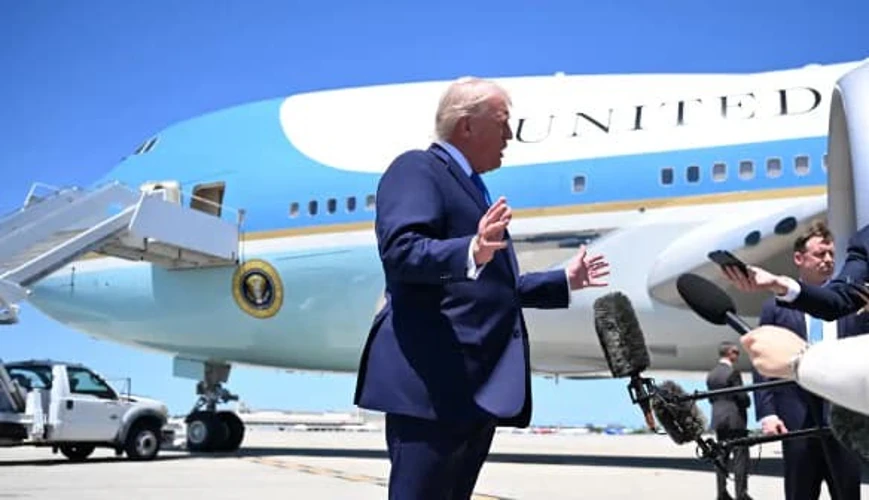 Дональд Трамп на тлі військового літака