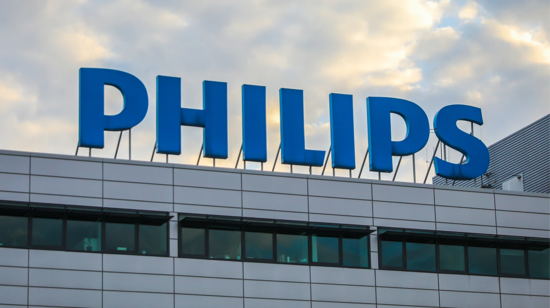 логотипи компаній Shell, Philips, General Electric та Fiserv поряд із символікою кібератаки