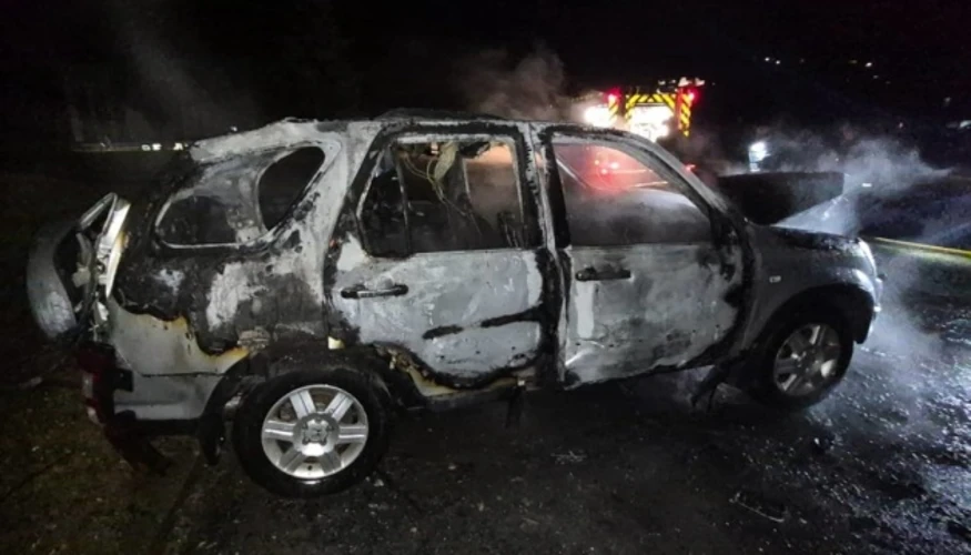 Цивільний автомобіль у Сумах після нічного влучання безпілотника, з ознаками загоряння