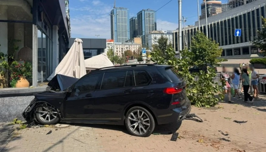 Перекинутий BMW на літній терасі на Великій Васильківській у Києві