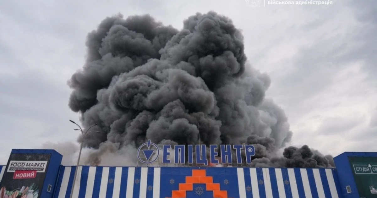 Пошкоджена будівля «Епіцентру» в Запоріжжі після удару 28 серпня 2026 року, масштабна пожежа