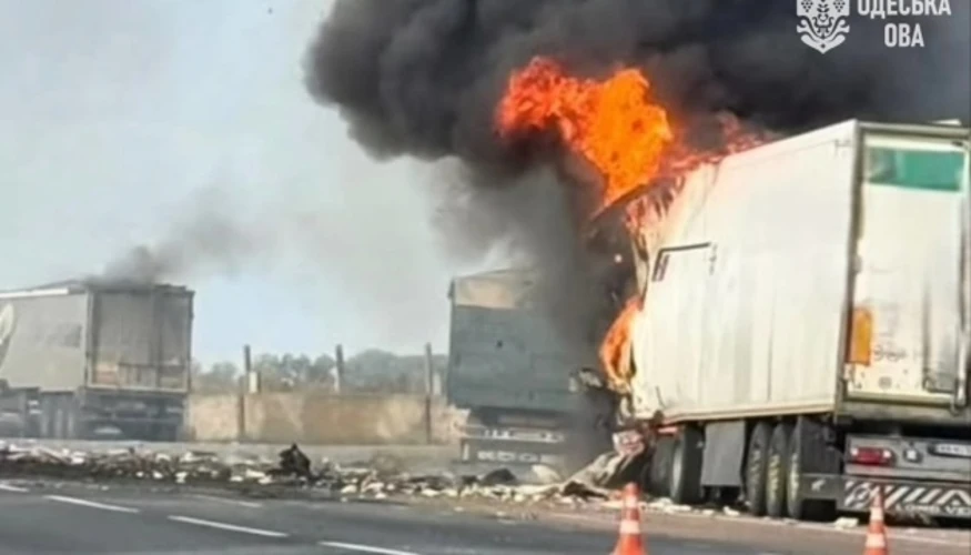 Наслідки удару по автодорозі на Одещині: троє постраждалих і три пошкоджені вантажівки