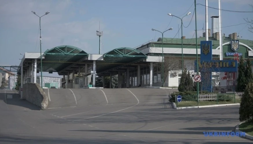 З 20 вересня автобуси з України перенаправляють через три інші пункти на кордоні з Польщею
