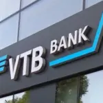 Логотип банку ВТБ на тлі будівлі