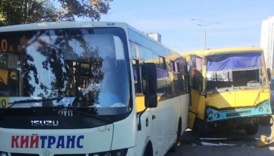 У Києві на Симиренка зіткнулися дві маршрутки: що відомо про постраждалих